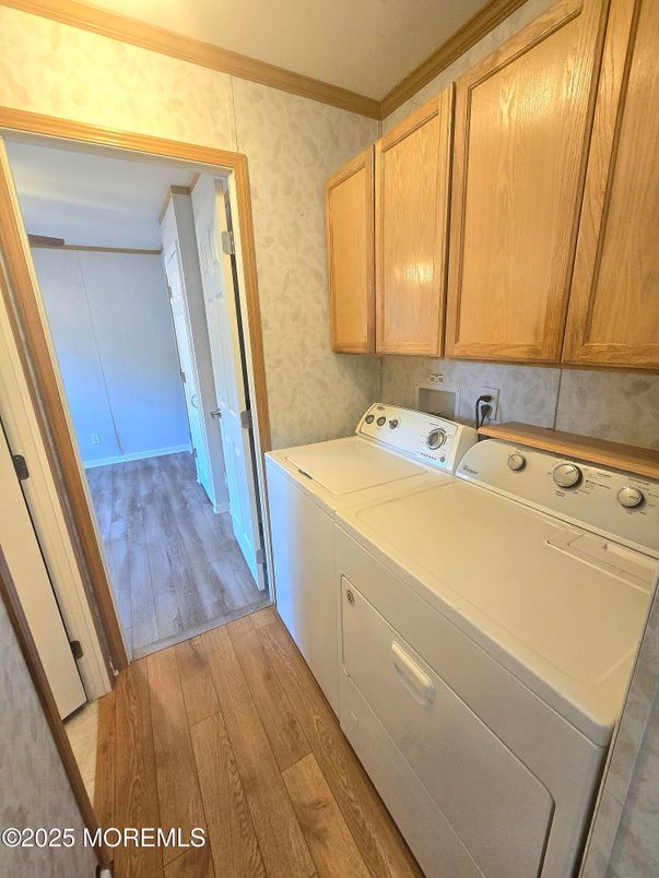 Interior, Washer, Wood Texture Flooring