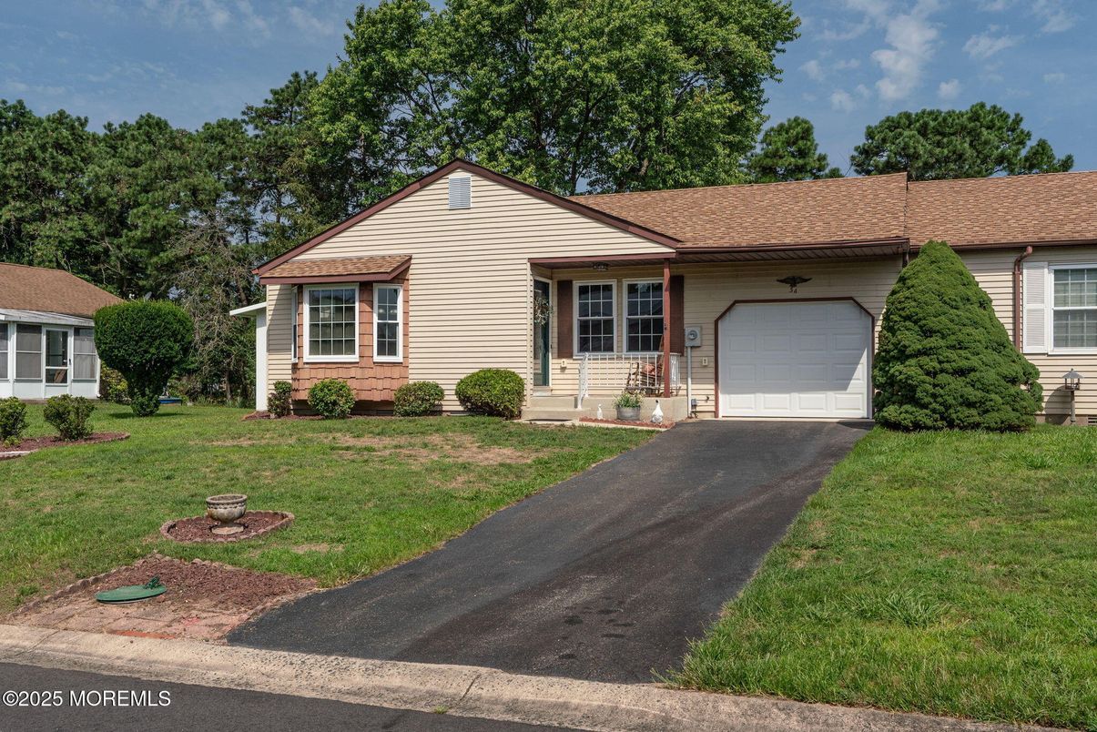 Attached, Exterior, Facade, Ranch