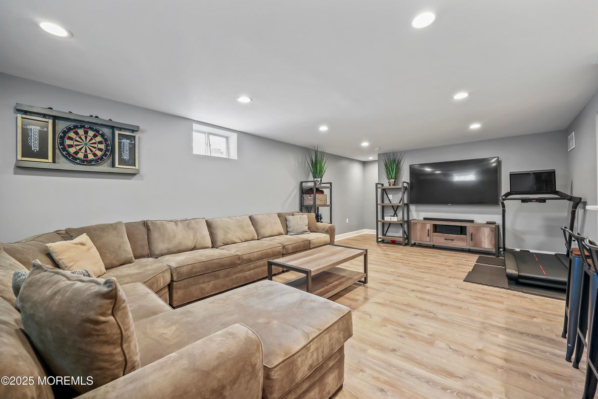 Fitness Equipment, Interior, Living room, Recessed Lighting, Wood Texture Flooring