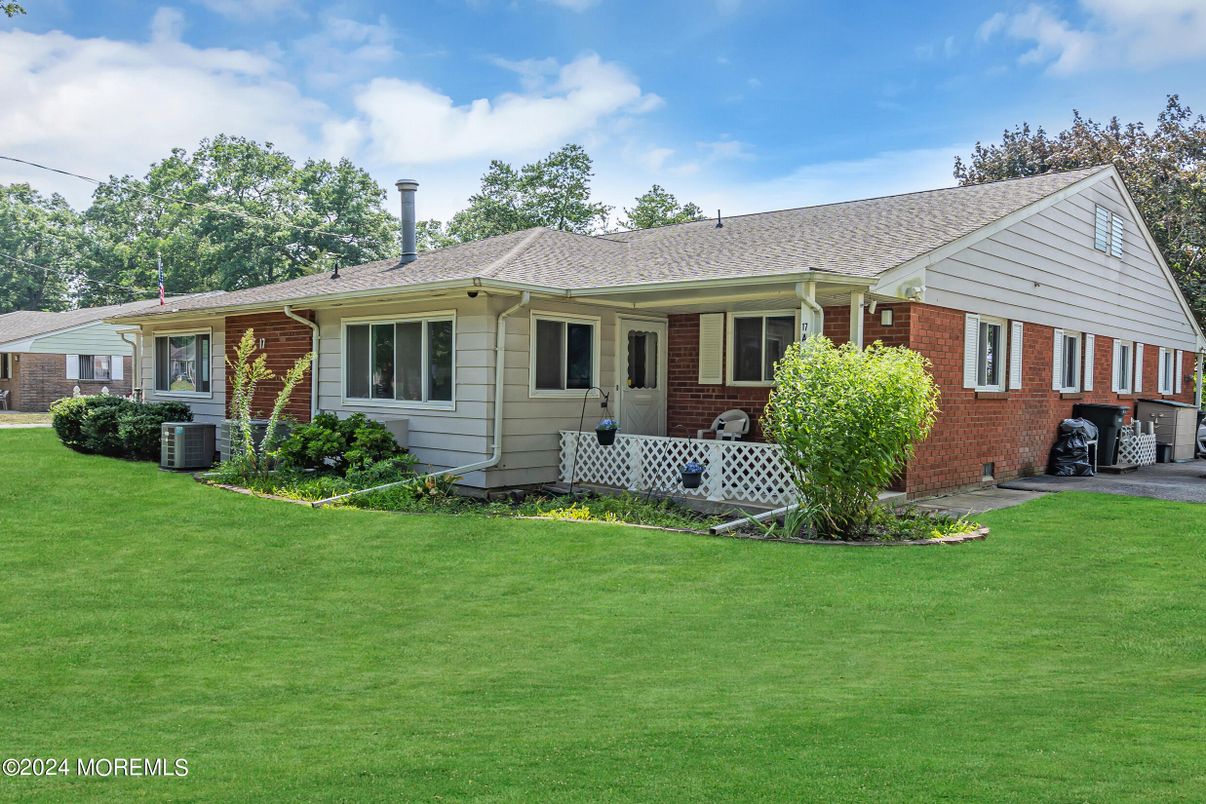 Exterior, Facade, Brick Facade, Ranch