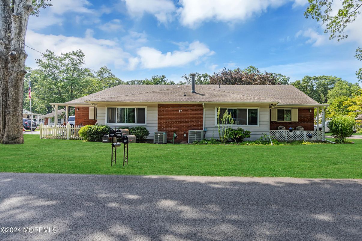 Backyard, Exterior, Facade, Brick Facade, Ranch