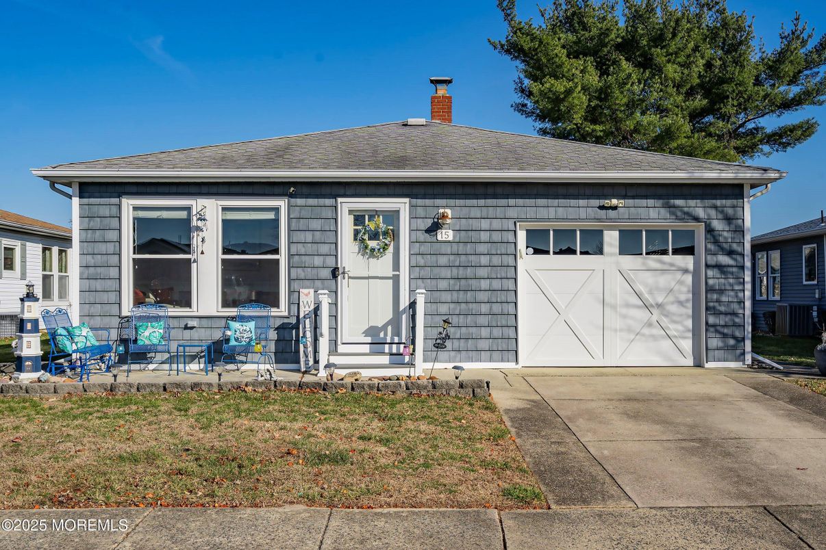 Attached, Exterior, Facade, Split Level