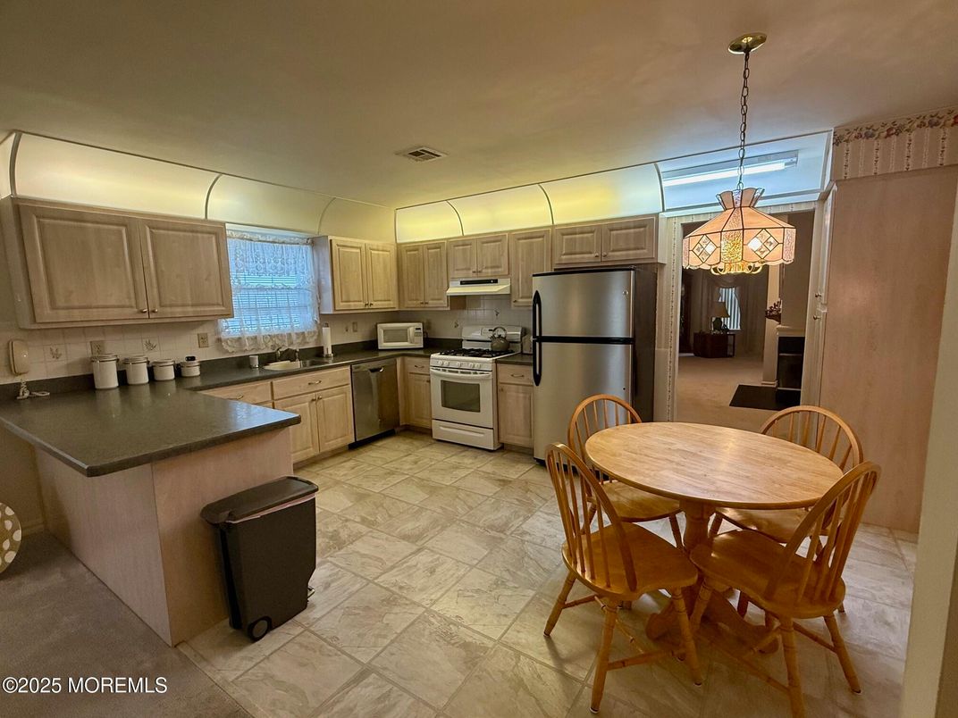 Dining room, Interior, Kitchen, Pendant Lights, Stainless Steel Appliances