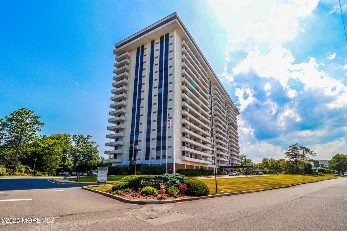 Exterior, Facade, Condo Building