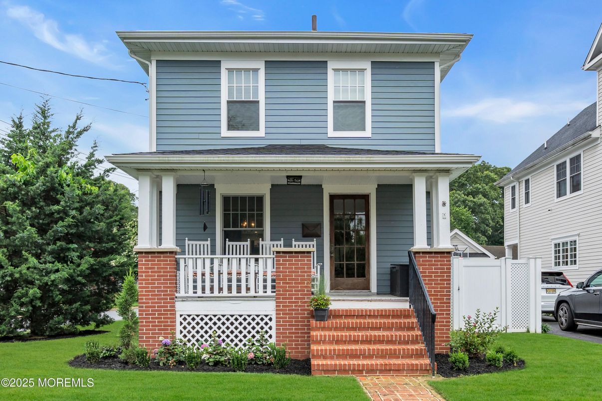 Exterior, Facade, American Foursquare