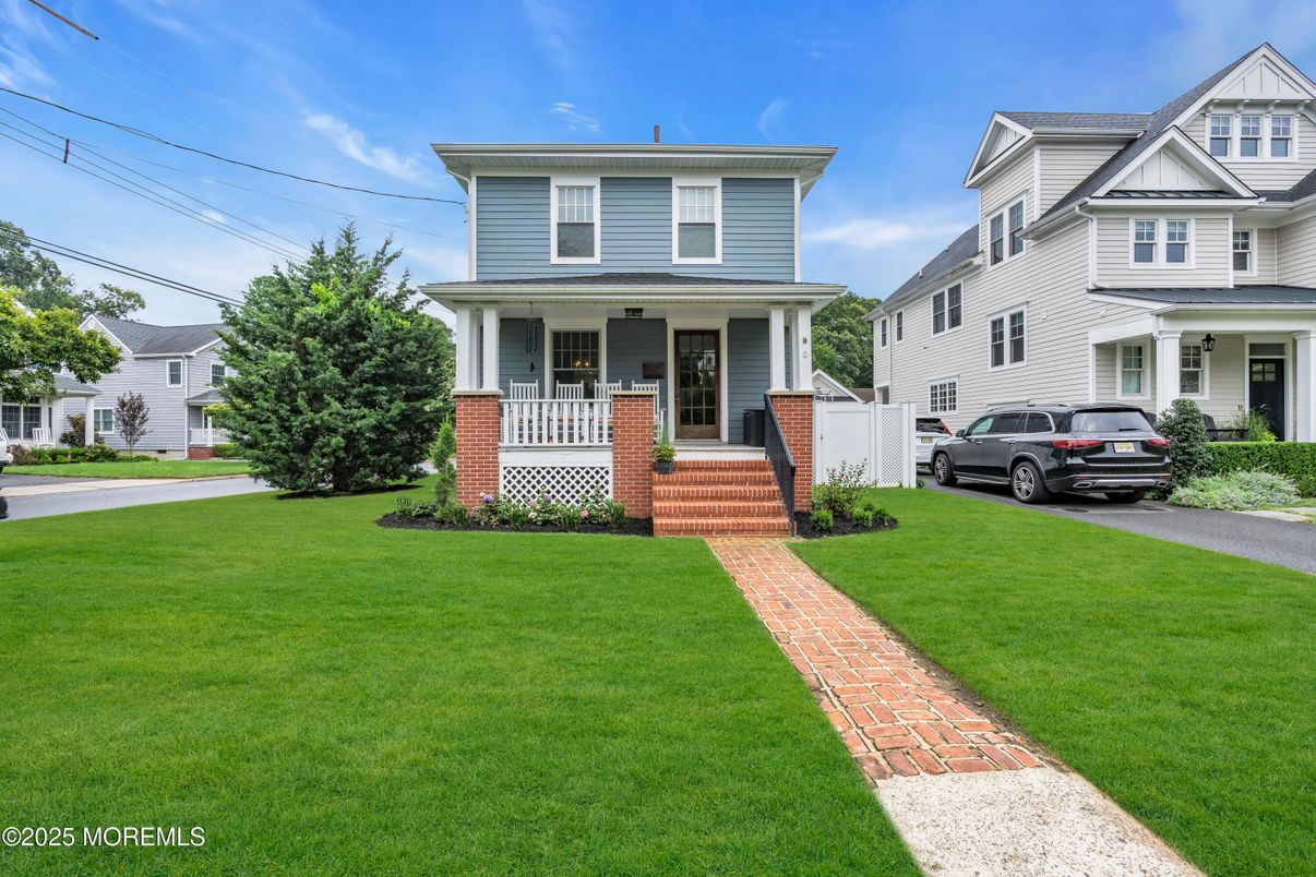 Exterior, Facade, American Foursquare