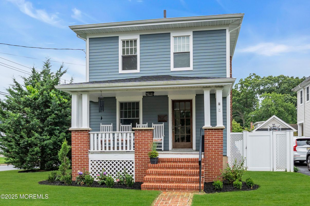 Exterior, Facade, American Foursquare