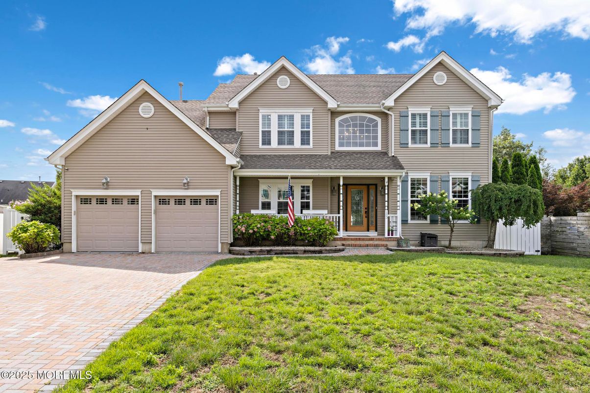 Attached, Exterior, Facade, Farmhouse