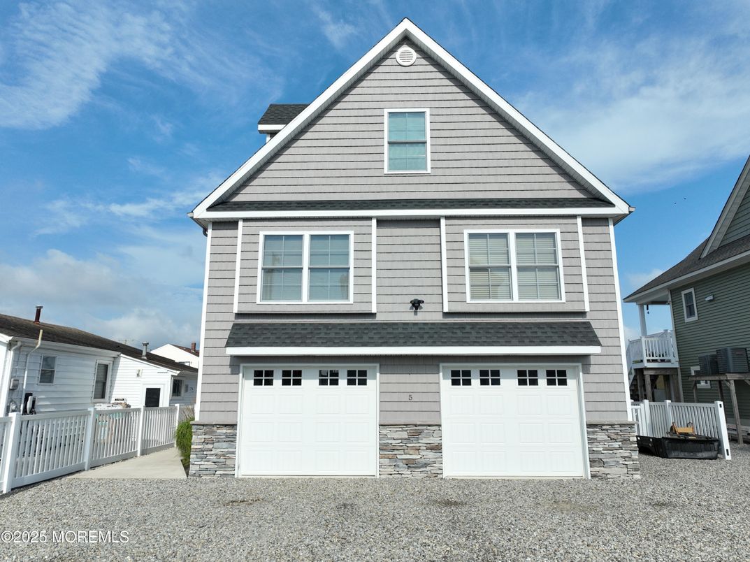 Attached, Exterior, Facade, Queen Anne Victorian