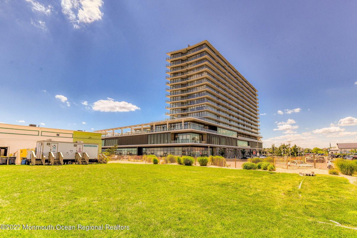 Backyard, Exterior, Facade, Highrise