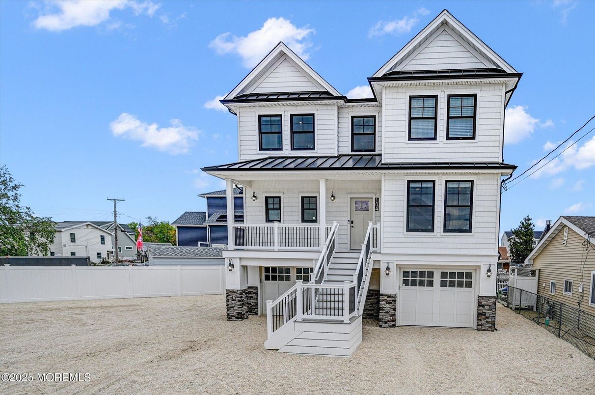 Attached, Exterior, Facade, Queen Anne Victorian
