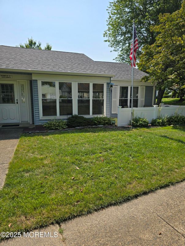 Exterior, Facade, Ranch