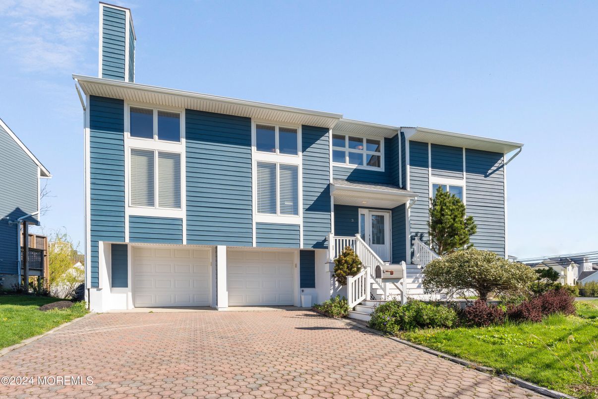 Attached, Exterior, Facade, Raised Ranch