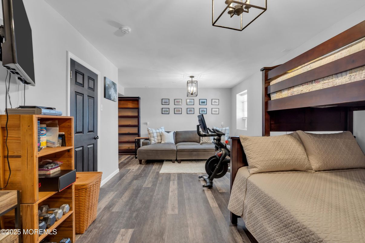 Fitness Equipment, Interior, Living room, Pendant Lights, Wood Texture Flooring