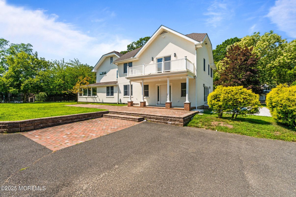 Exterior, Facade, Farmhouse