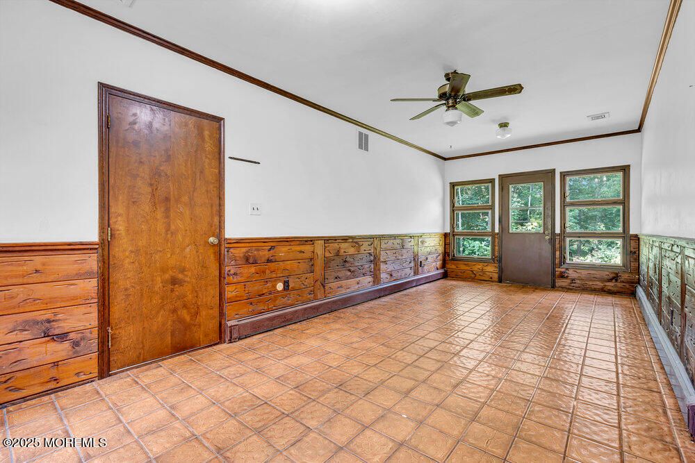 Empty room, Interior