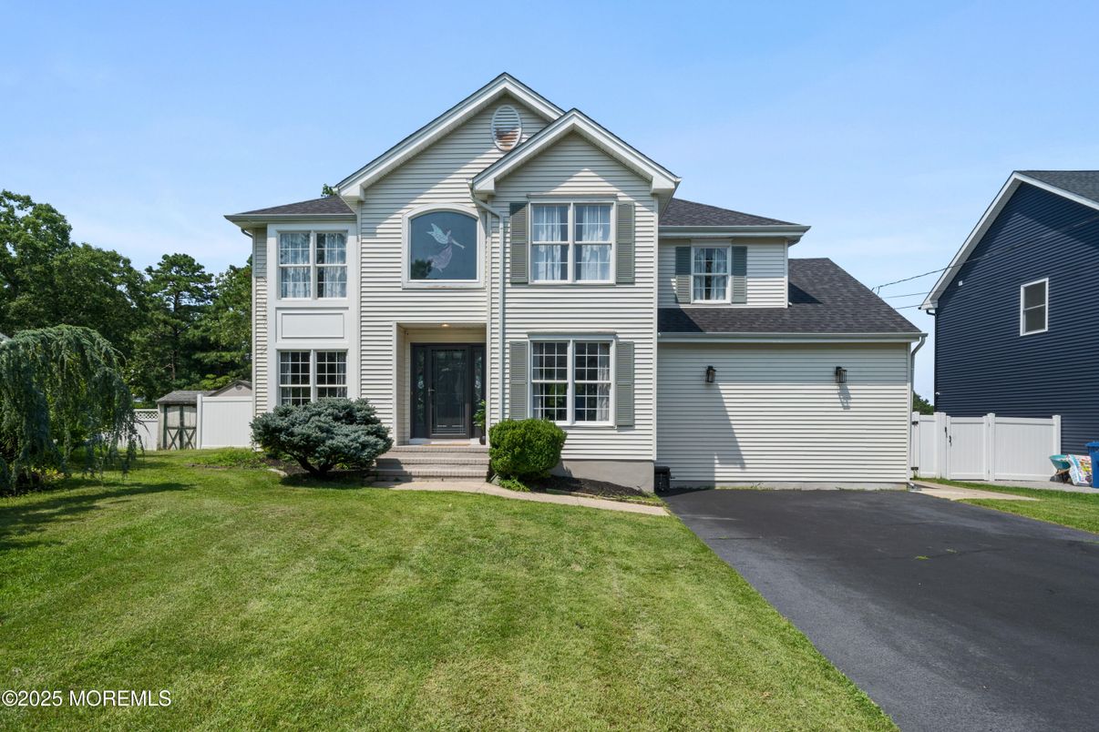 Attached, Exterior, Facade, Farmhouse