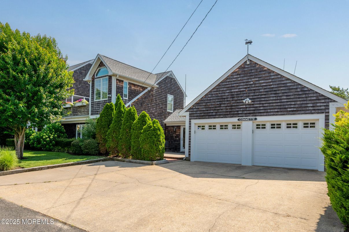 Attached, Exterior, Facade, Cape Cod