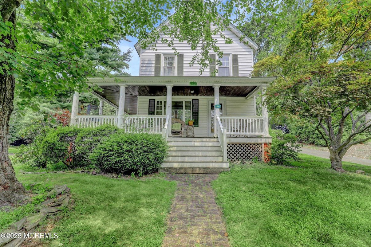 Exterior, Facade, Queen Anne Victorian