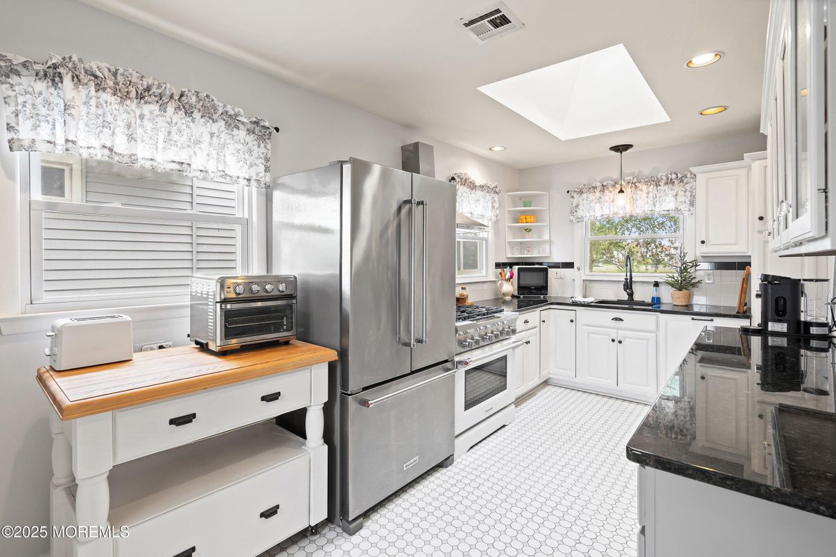 Chandelier, Interior, Kitchen, Recessed Lighting, Stainless Steel Appliances