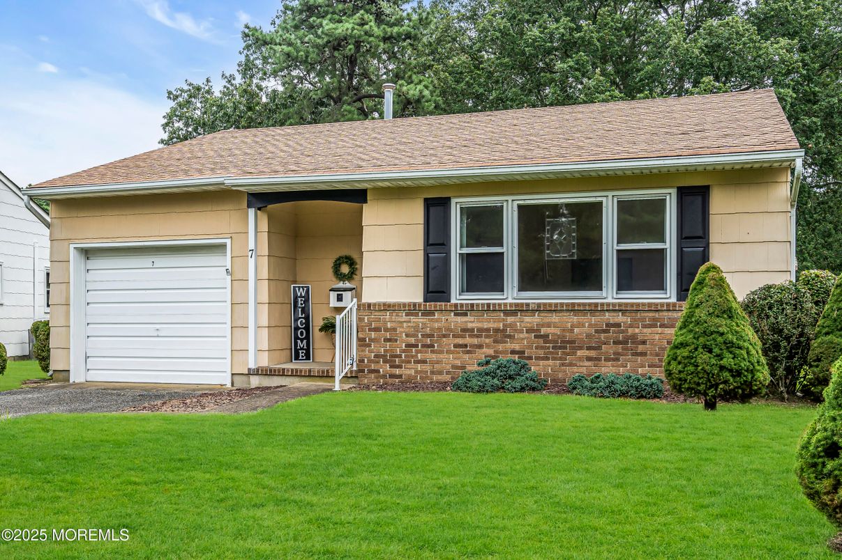 Attached, Exterior, Facade, Ranch