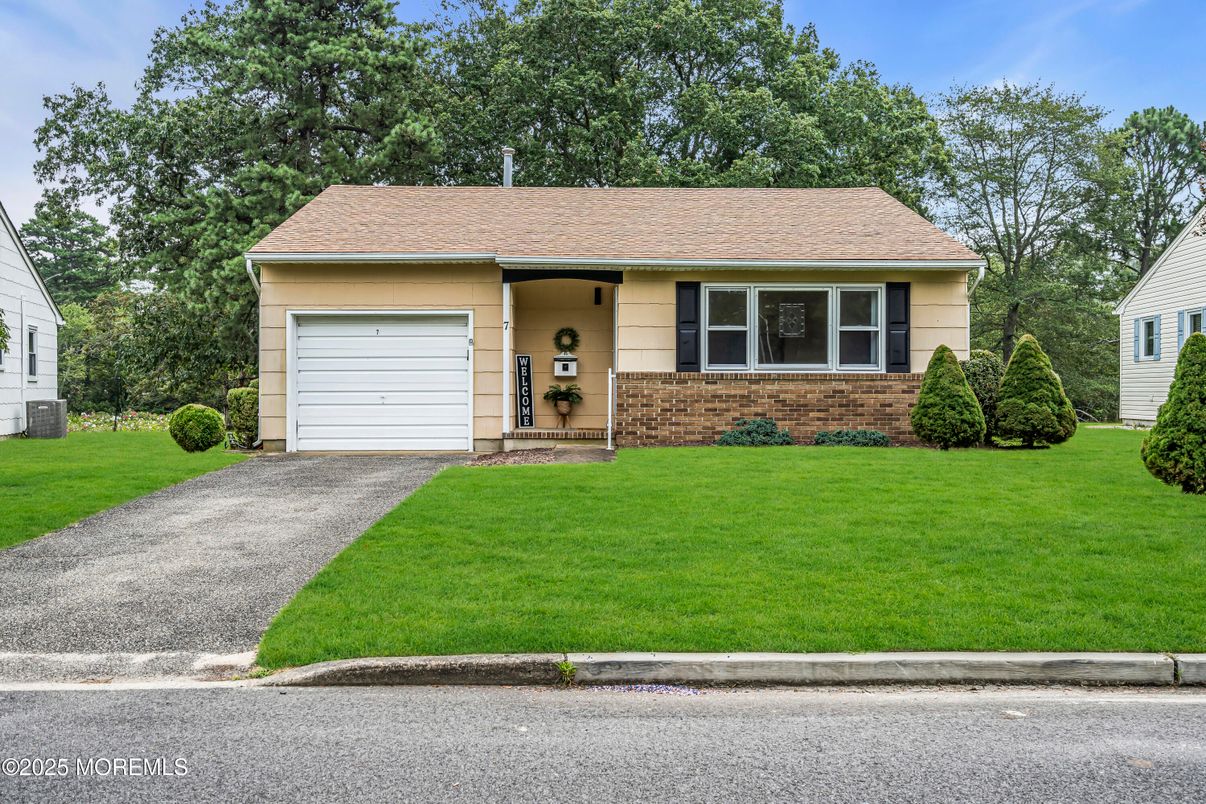 Attached, Exterior, Facade, Ranch