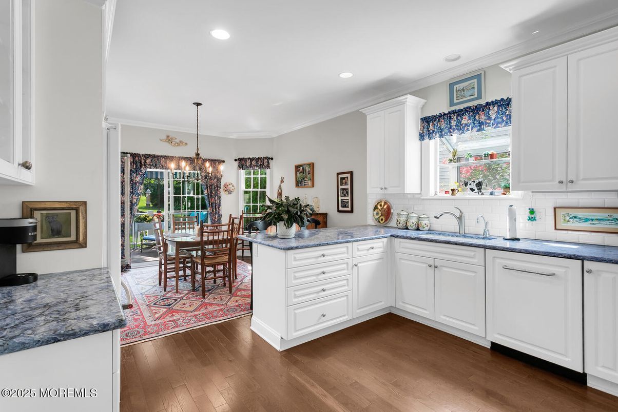 Chandelier, Dining room, Interior, Kitchen, Pendant Lights, Recessed Lighting, Wood Texture Flooring