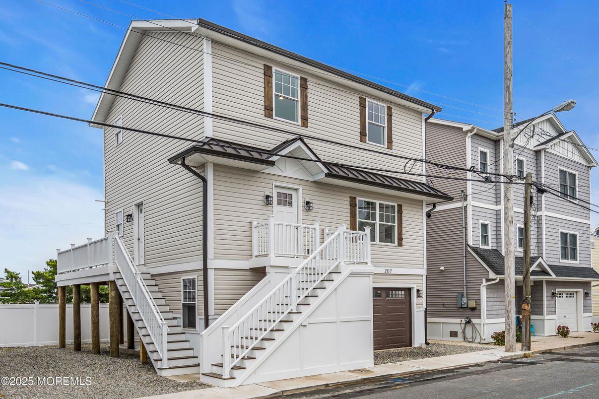 Attached, Exterior, Facade, Rowhouse