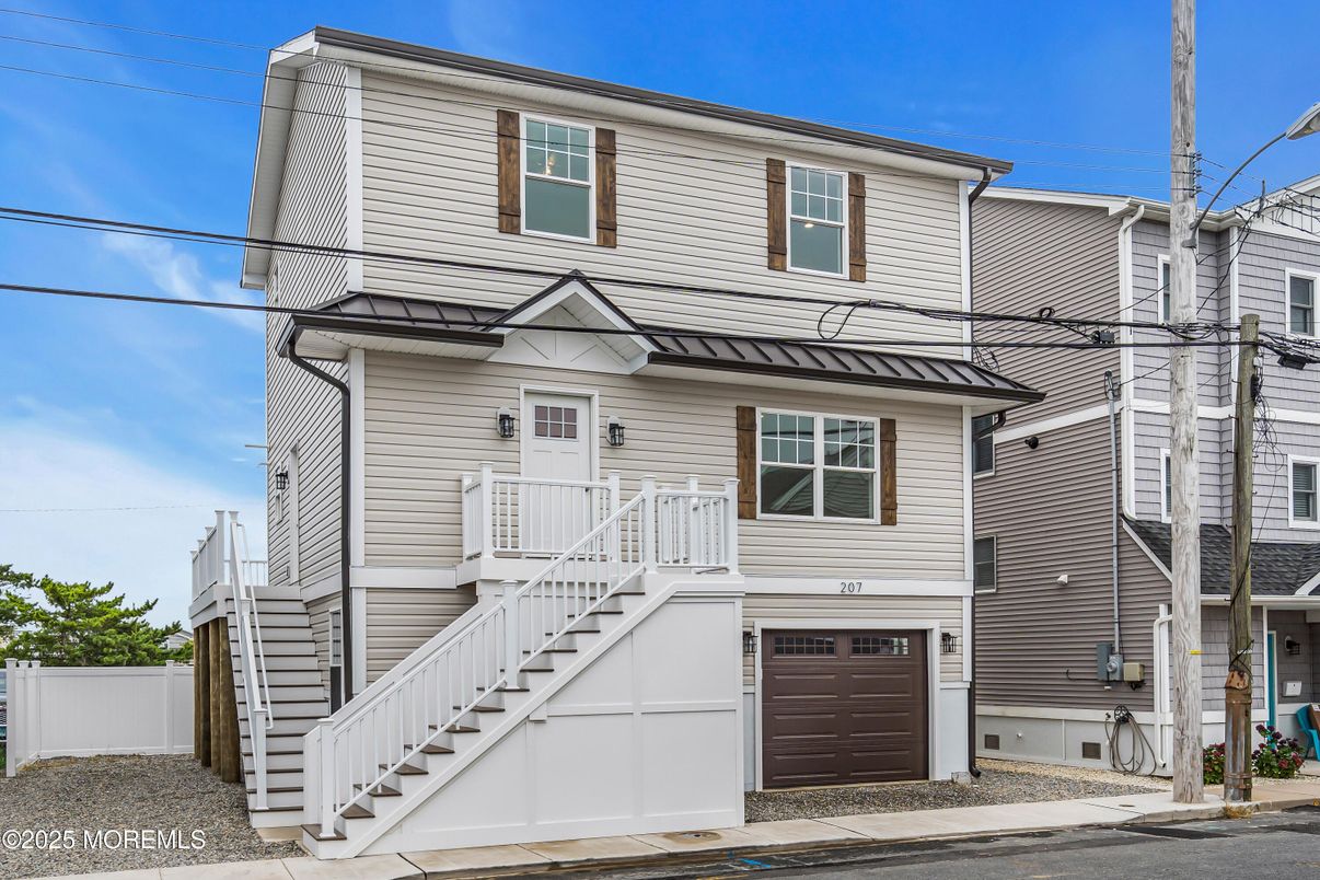 Attached, Exterior, Facade, Rowhouse
