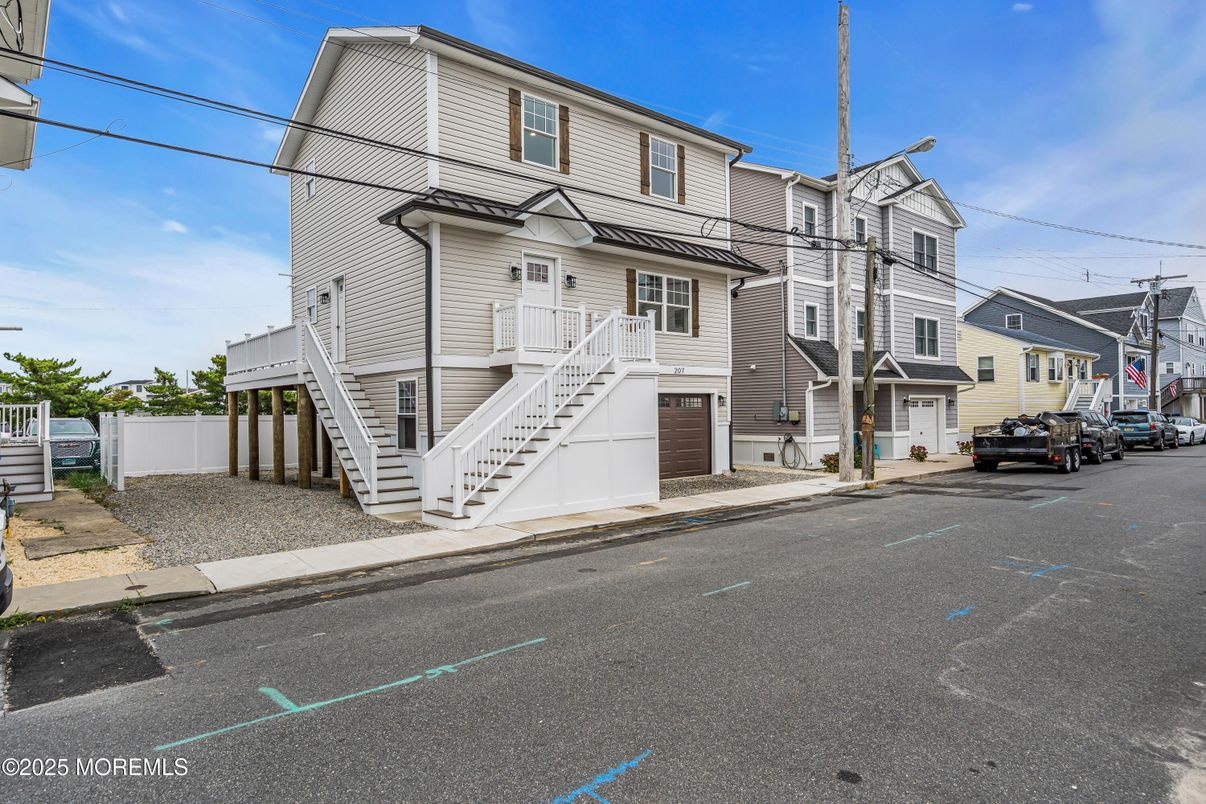 Attached, Exterior, Facade, Rowhouse