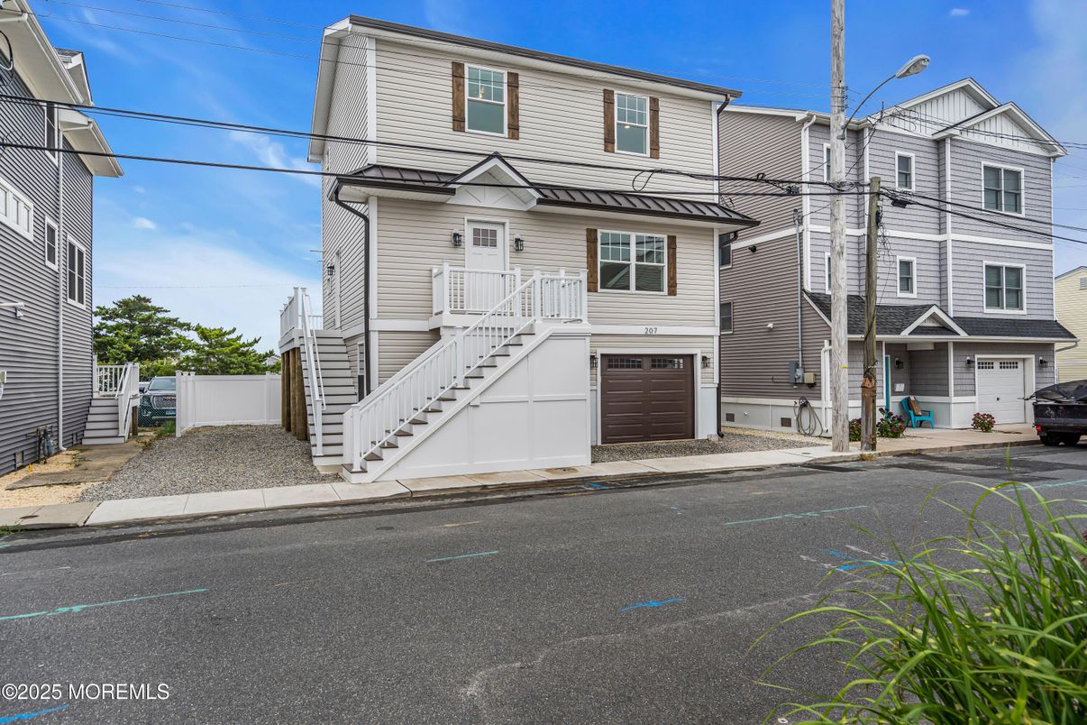 Attached, Exterior, Facade, Rowhouse