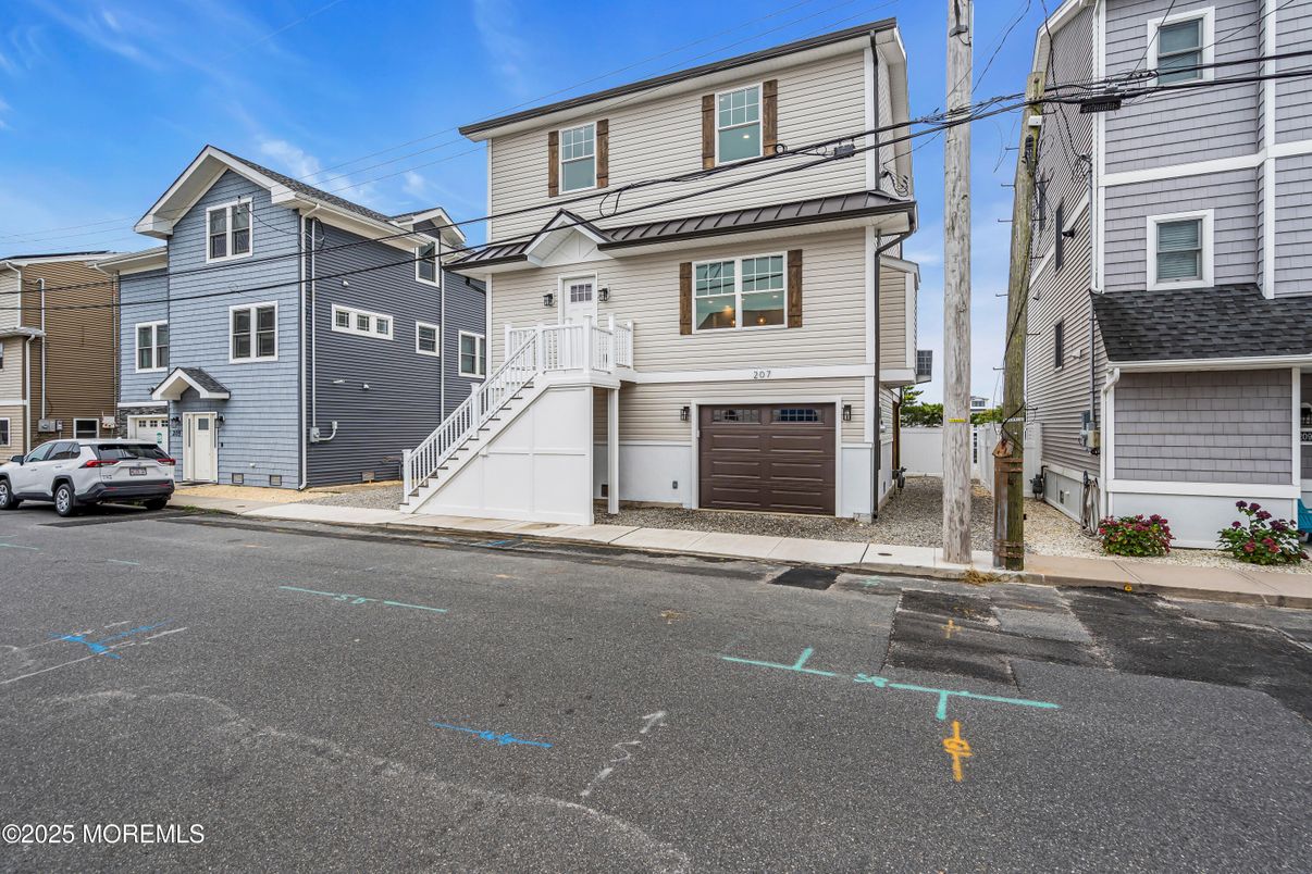 Attached, Exterior, Facade, Rowhouse