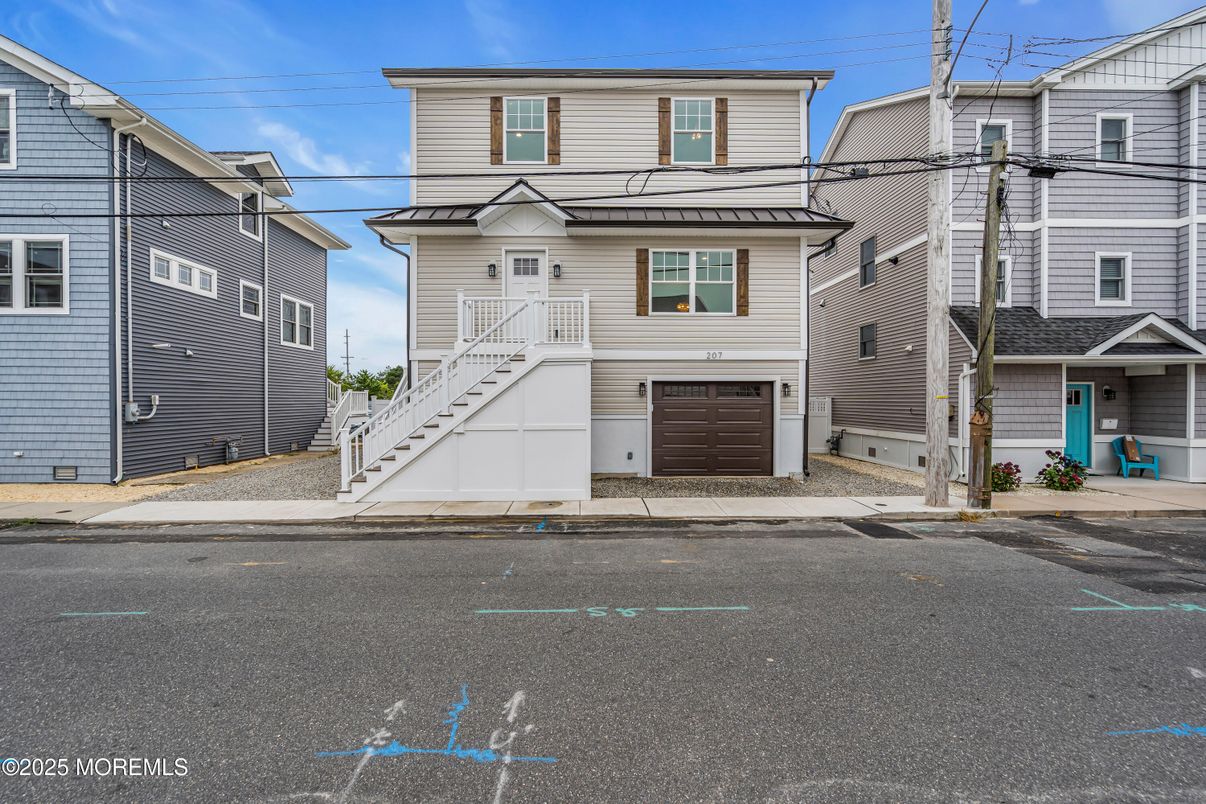 Attached, Exterior, Facade, Rowhouse
