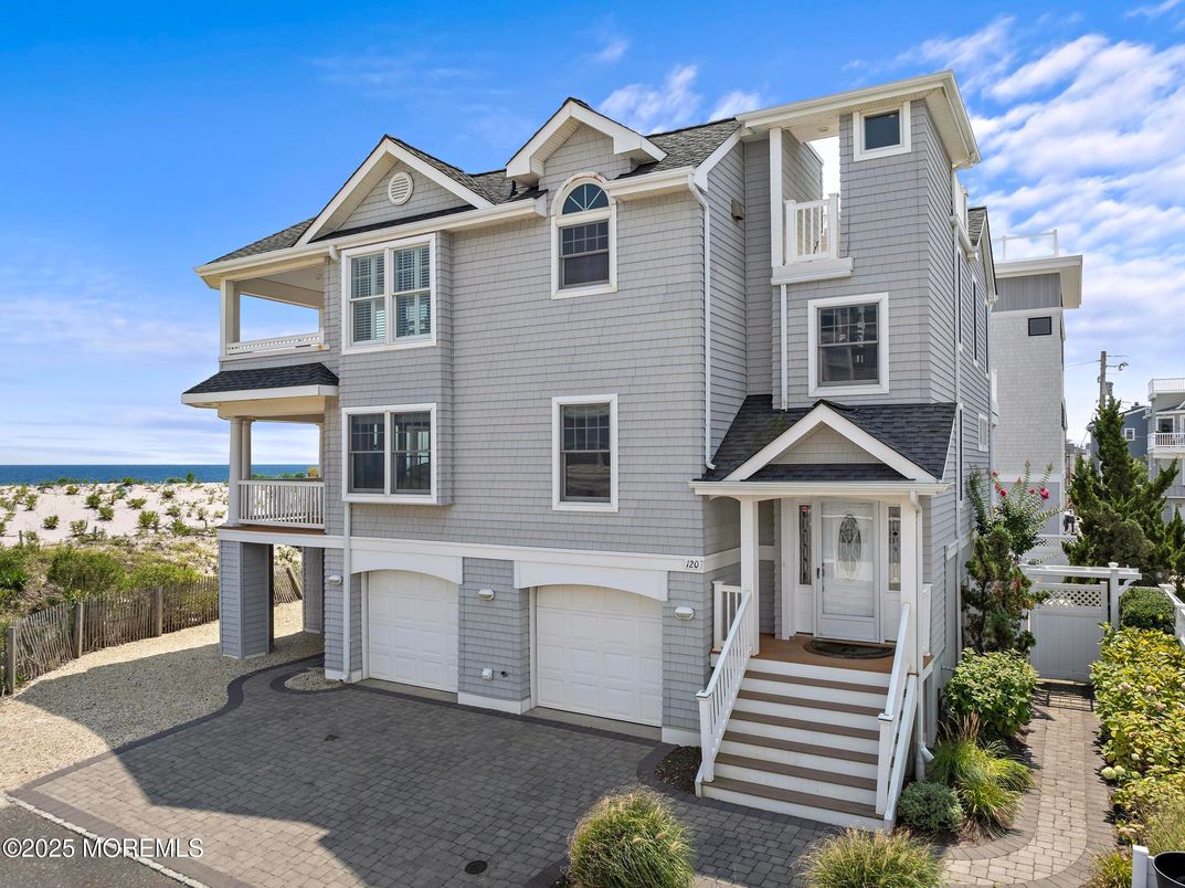 Attached, Exterior, Facade, Water, Queen Anne Victorian