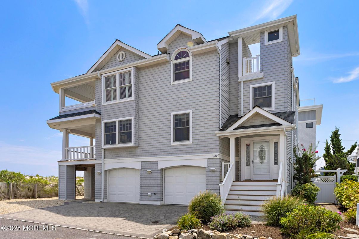 Attached, Exterior, Facade, Queen Anne Victorian