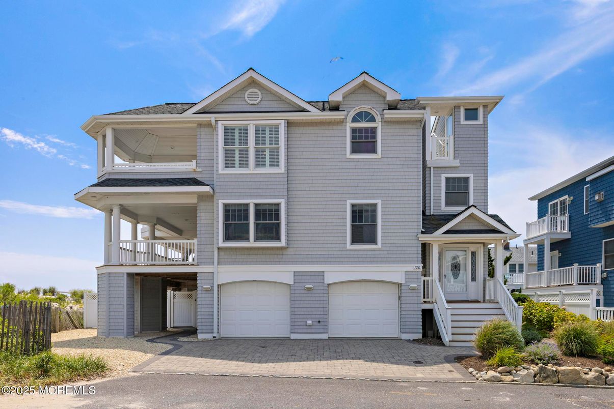 Attached, Exterior, Facade, Queen Anne Victorian