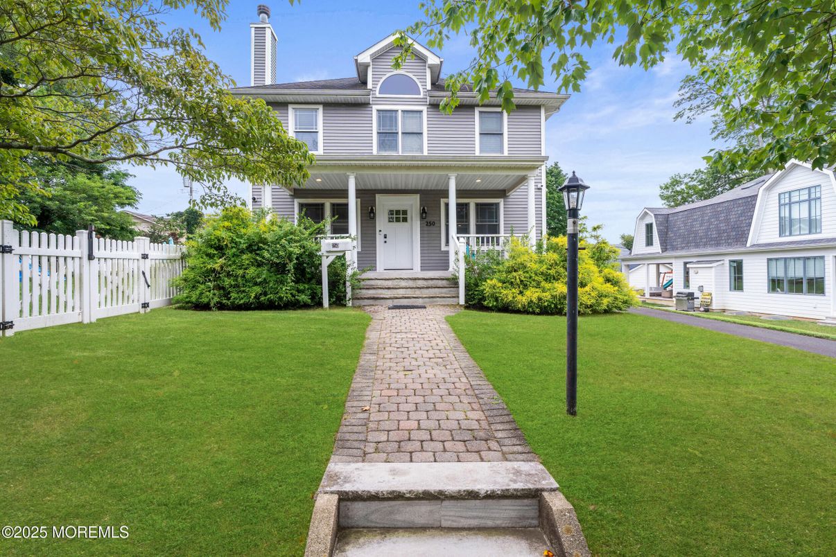 Exterior, Facade, American Foursquare