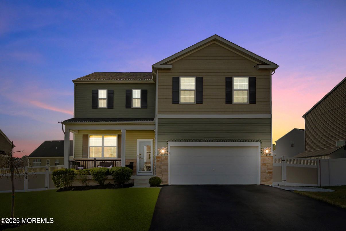 Attached, Exterior, Facade, American Craftsman