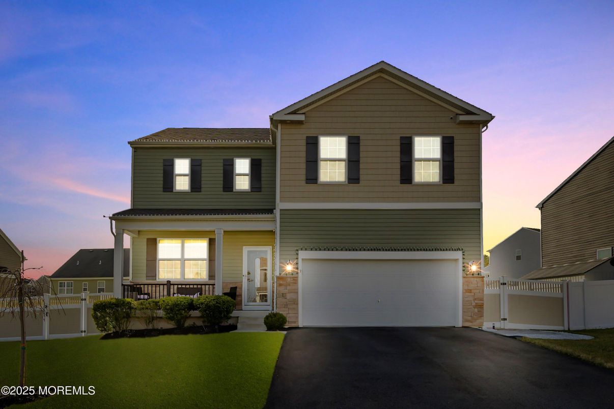 Attached, Exterior, Facade, American Craftsman