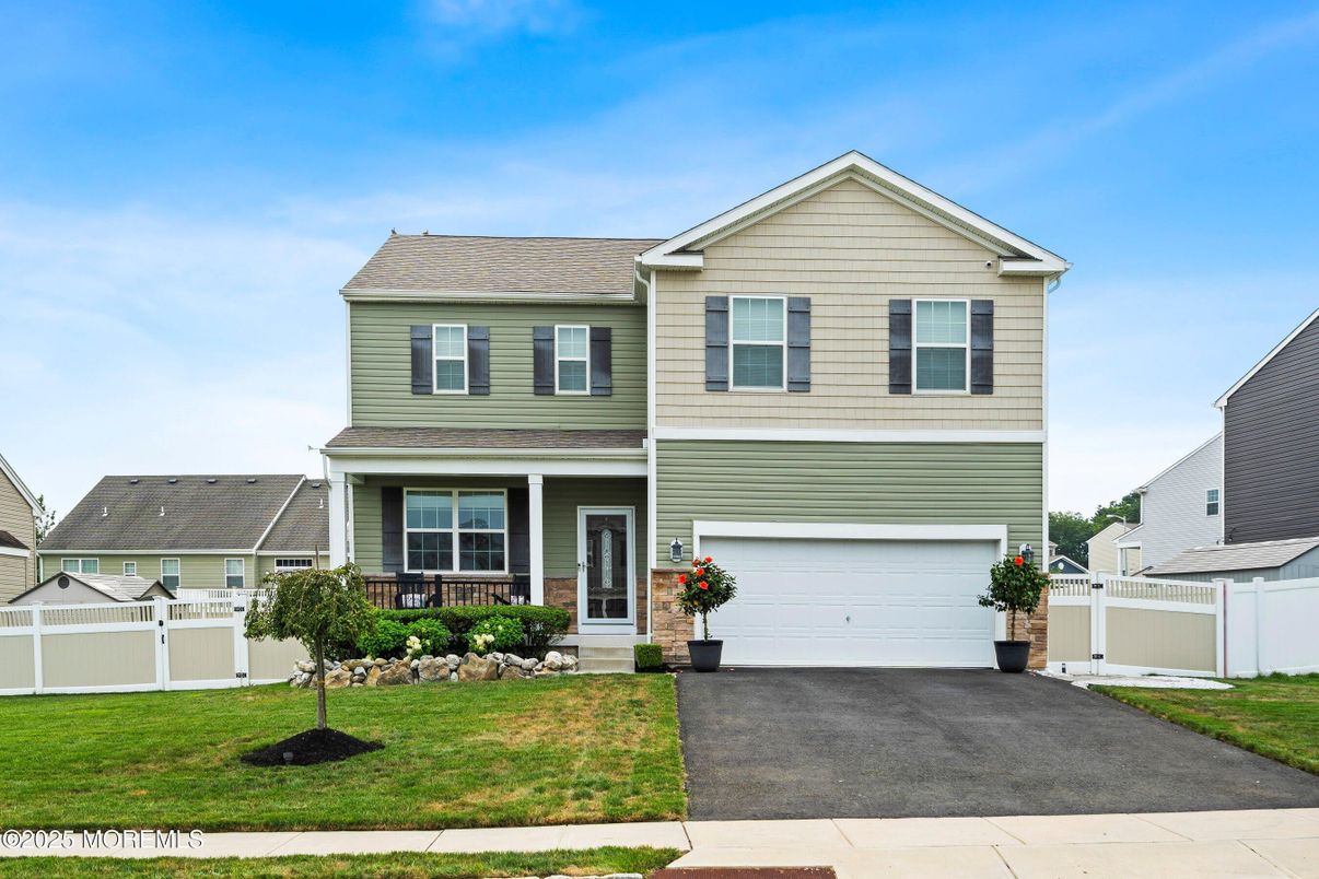 Attached, Exterior, Facade, American Craftsman