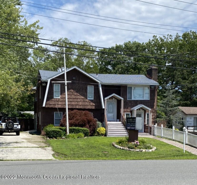 Exterior, Facade, Raised Ranch