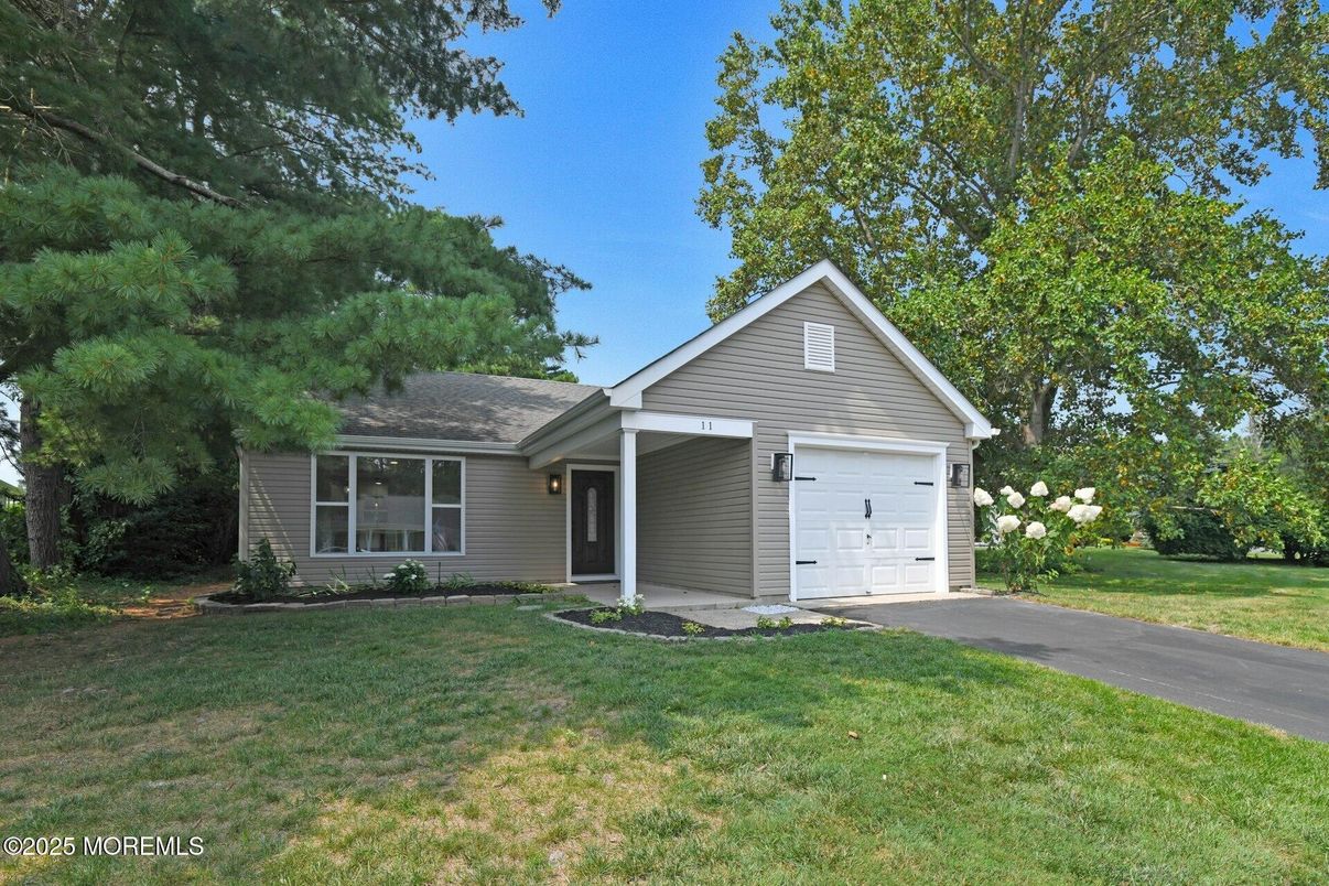 Attached, Exterior, Facade, Ranch