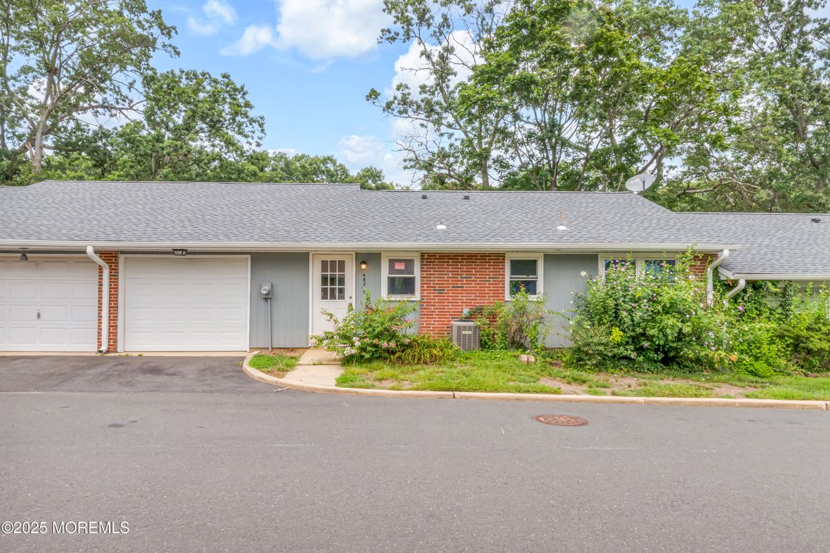 Attached, Exterior, Facade, Brick Facade, Ranch