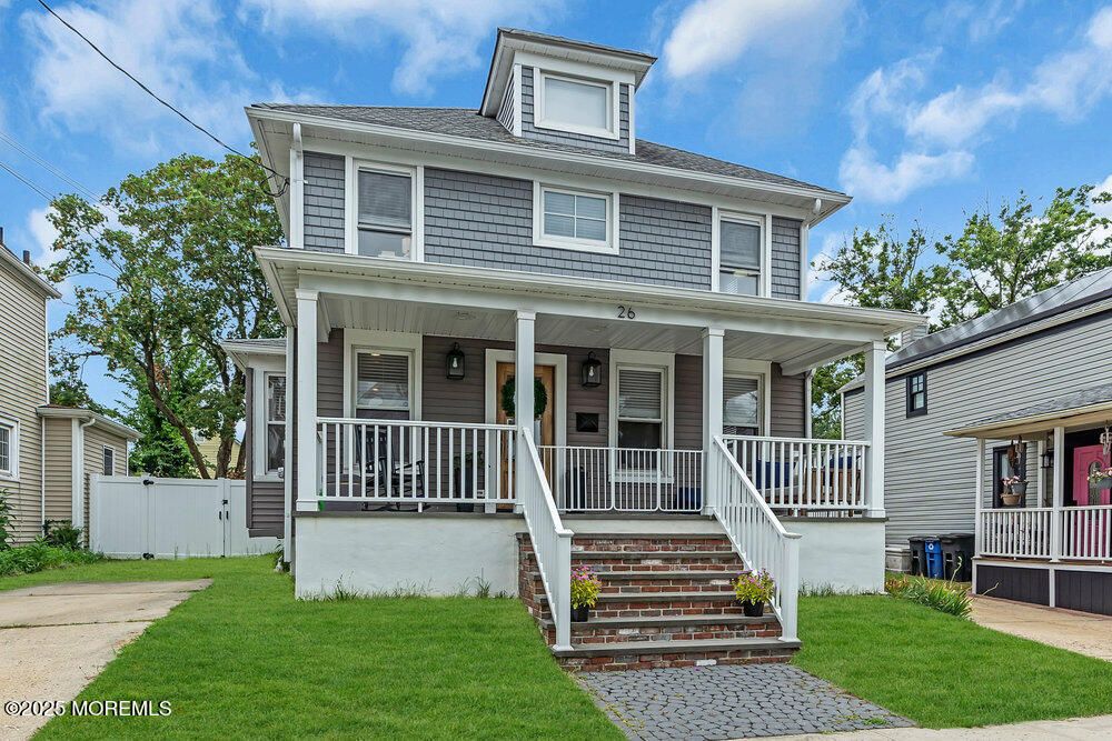 Exterior, Facade, American Foursquare