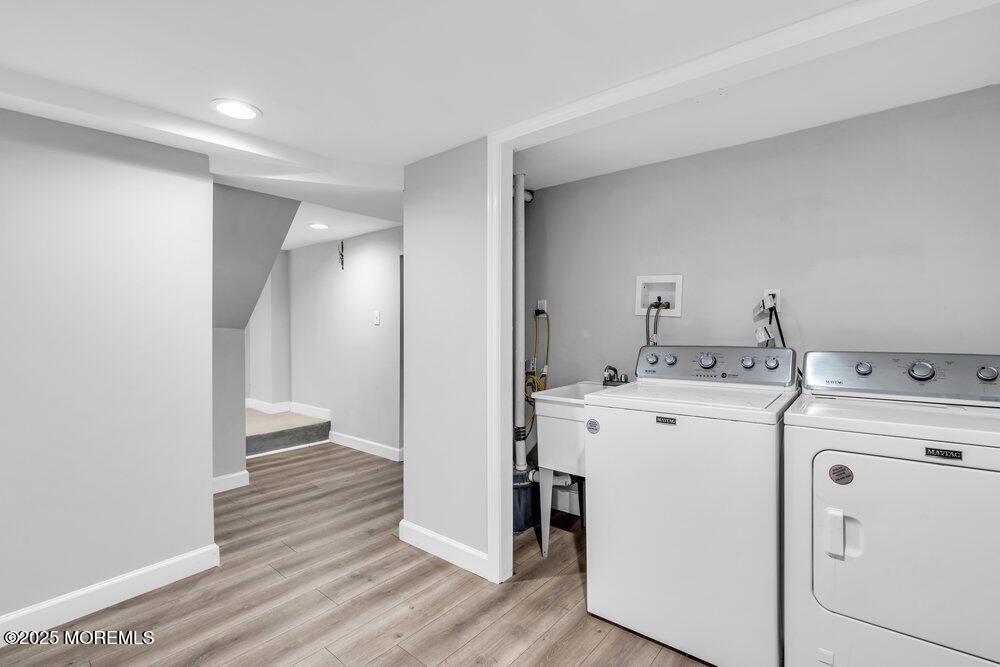 Interior, Recessed Lighting, Washer, Wood Texture Flooring