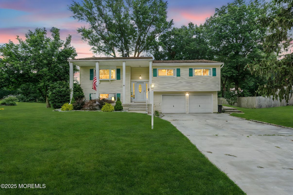 Attached, Exterior, Facade, Raised Ranch