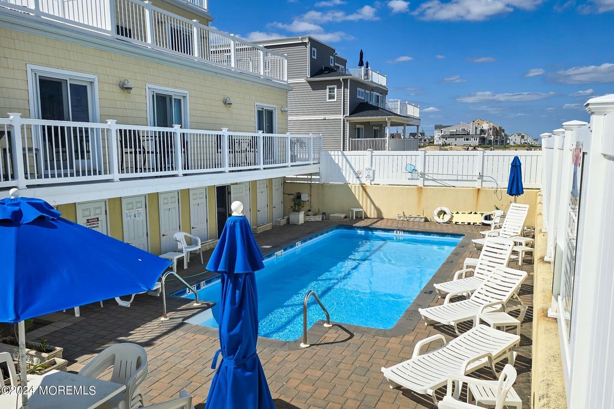 Exterior, Pool