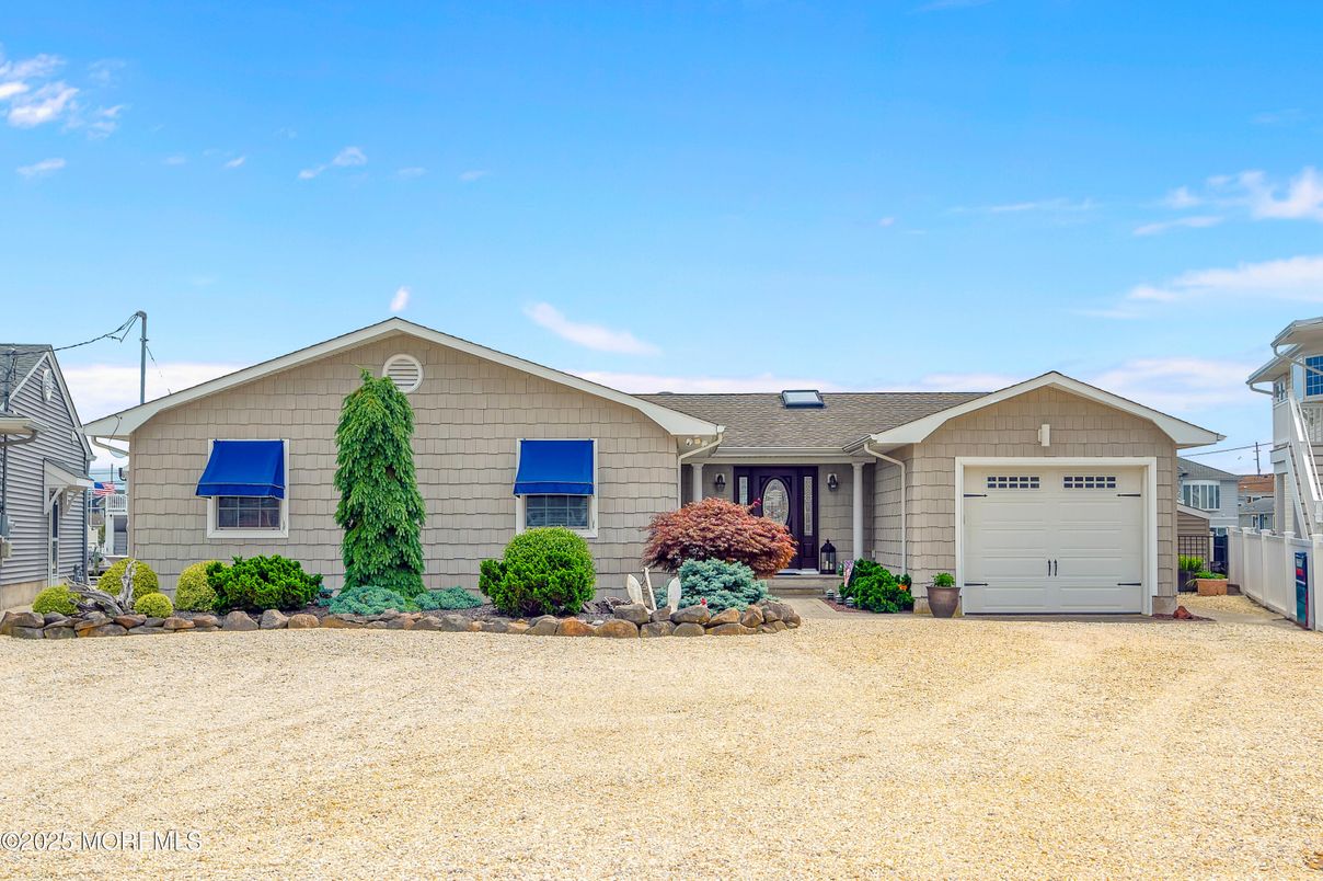 Attached, Exterior, Facade, Ranch