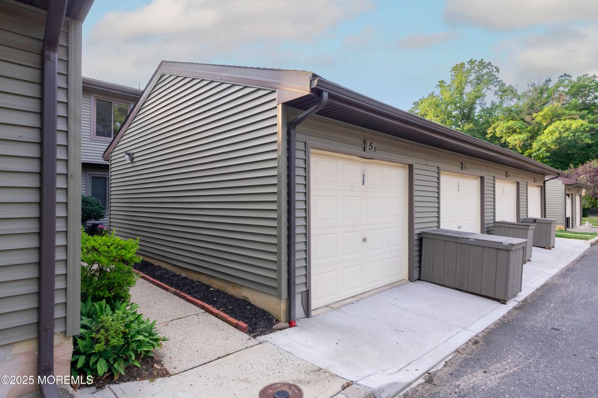 Detached Garage, Exterior, Hot Tub