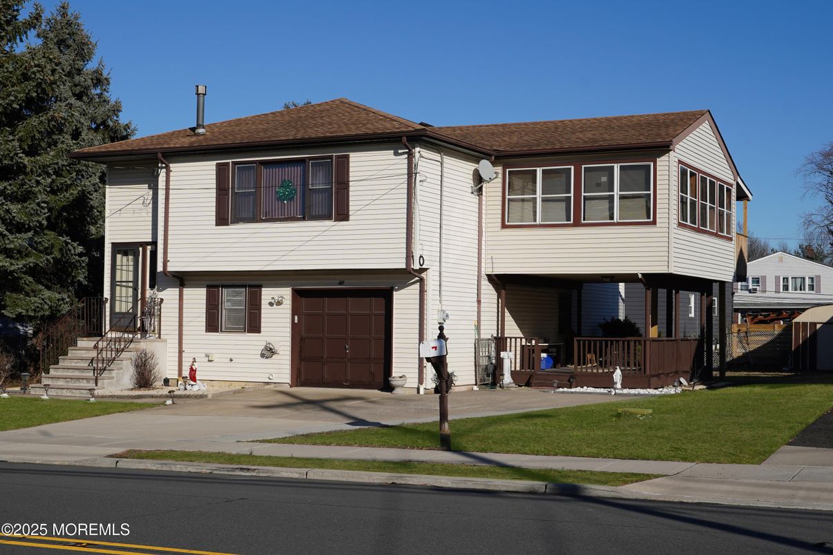 Attached, Exterior, Facade, Split Level